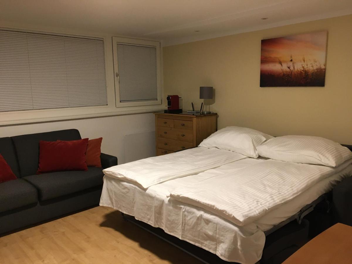 Cosy Flat In The Quiet Area With Own Garden, Free Parking And Direct Public Transport Link To The Centre Leilighet Wien Eksteriør bilde