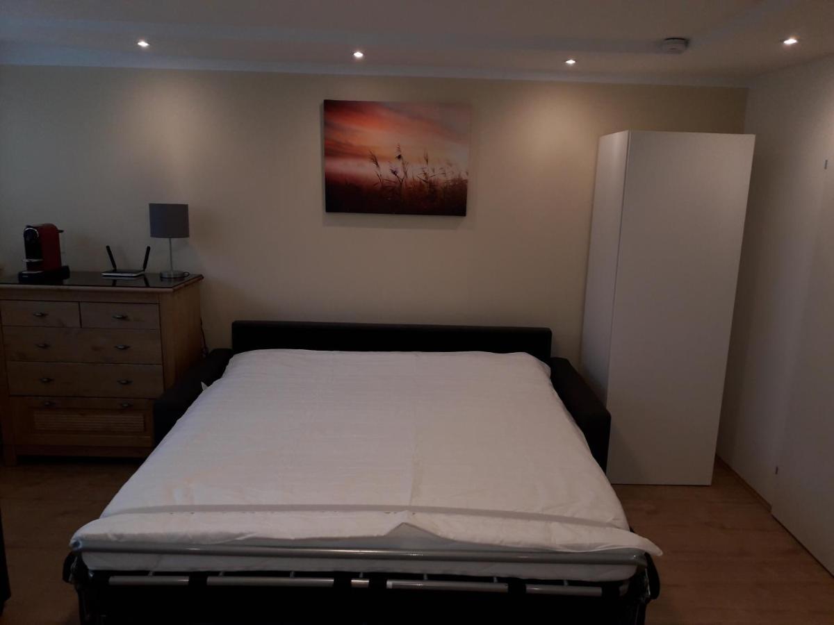 Cosy Flat In The Quiet Area With Own Garden, Free Parking And Direct Public Transport Link To The Centre Leilighet Wien Eksteriør bilde